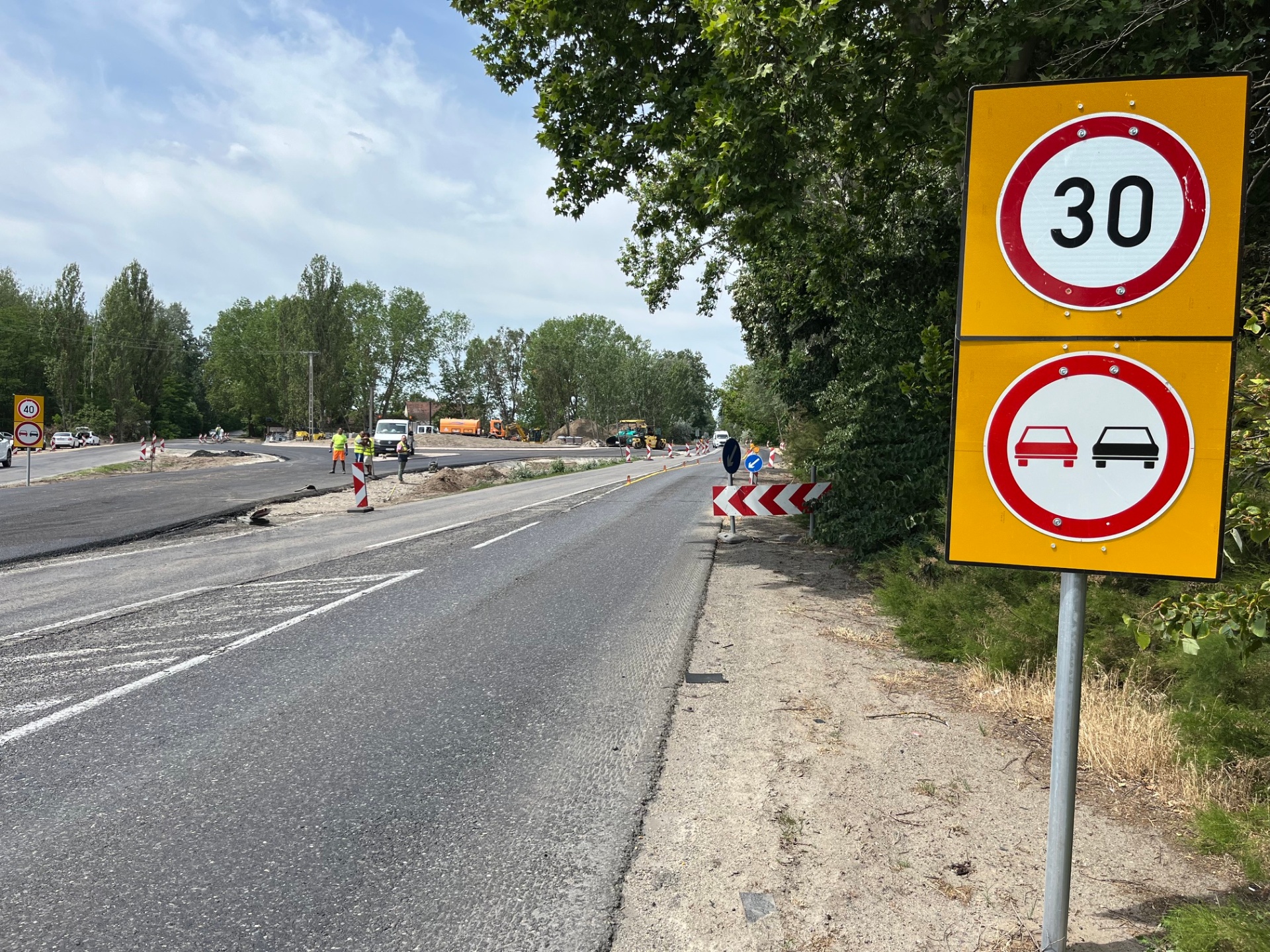 Ideiglenes sárga alapú KRESZ-táblák útépítésnél